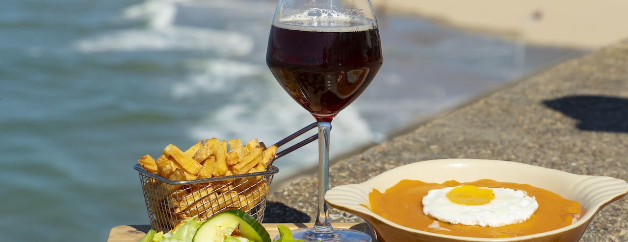 Ein Bier, Fritten und eine Welsh. Typisch Essen in Nordfrankreich.